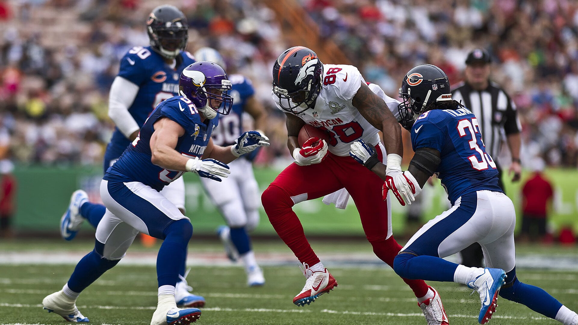 雪太大,塞内加尔球员脚底打滑完成“冰上倒钩”